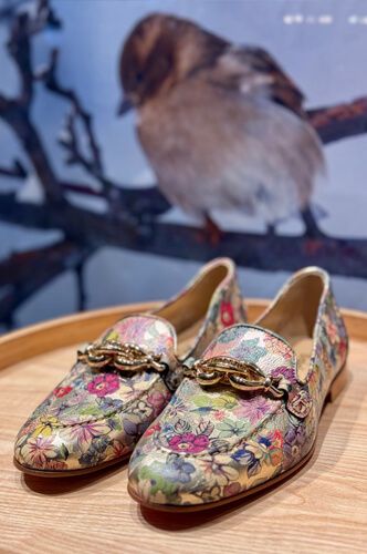 Schuhe auf einem Tisch zur Ansicht für die Kundin