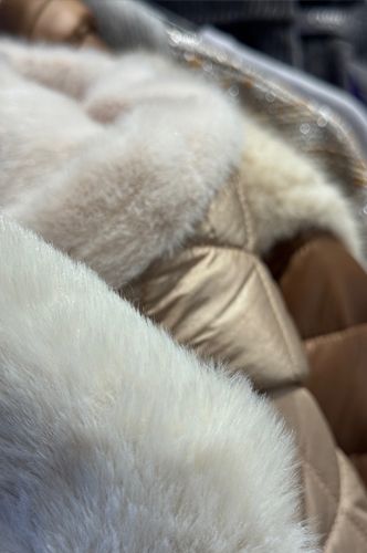 Textilien in Herbstfarben in Detailaufnahme