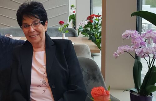 Dame sitzt in einem Restaurant