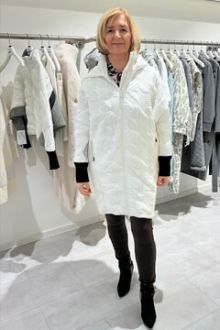 Nahaufnahme Taschen in einem Regal