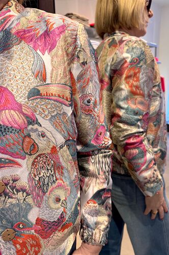 Textilien in Herbstfarben in Detailaufnahme