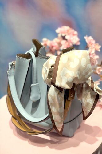 Gelbe Ledertasche der Firma Ripani