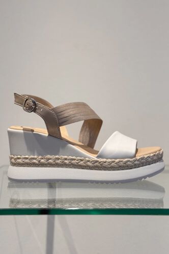 Schuhe auf einem Tisch zur Ansicht für die Kundin