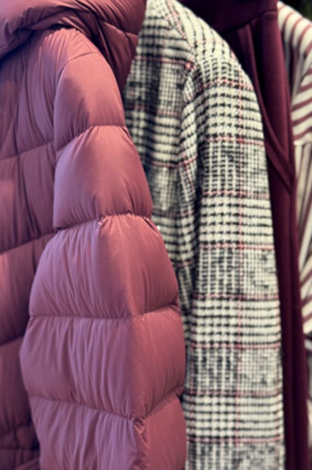 Textilien in Herbstfarben in Detailaufnahme