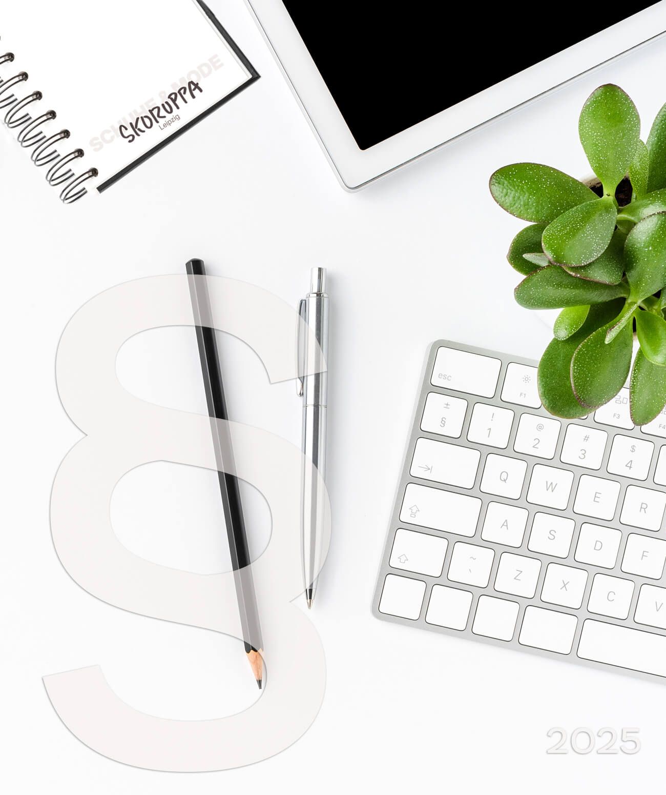 Tisch mit Tastatur, Stift und Notizbuch