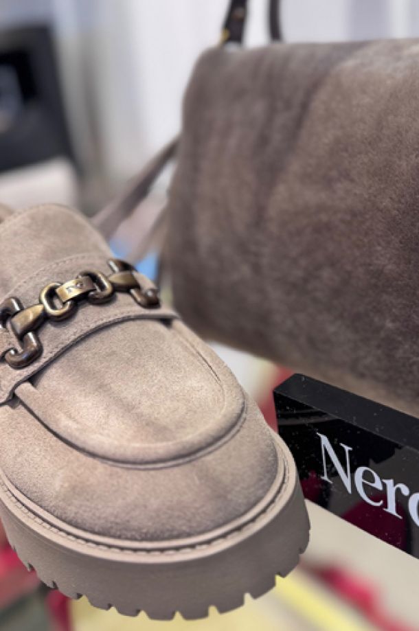 Schuhe auf einem Tisch zur Ansicht für die Kundin