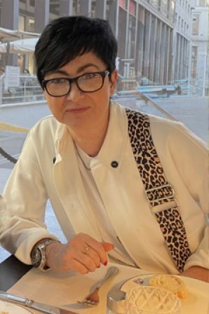 Dame steht in einem Showroom für Mode