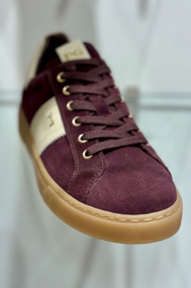 Schuhe auf einem Tisch zur Ansicht für die Kundin